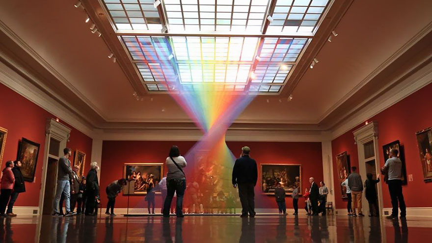 Ein Regenbogen aus 1000 bunten Fäden verzaubert die